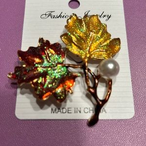 Double leaf with “pearl” brooch